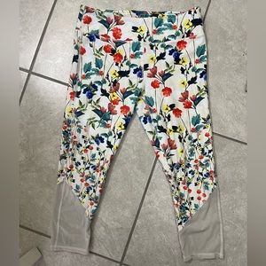 Fabletics cropped legging in White floral pattern size S.
